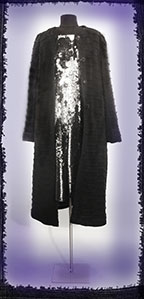 cappotto-nero-e-vestito-paillettes